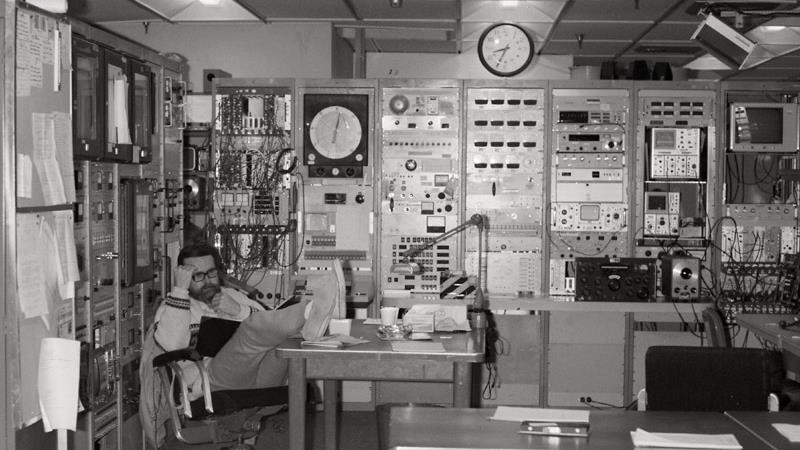 physicists in control room at SLAC