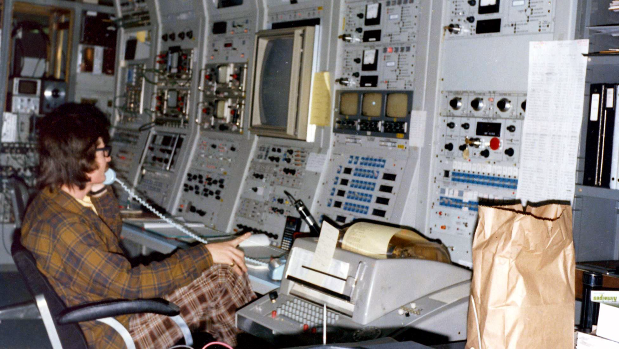 physicists in control room at SLAC