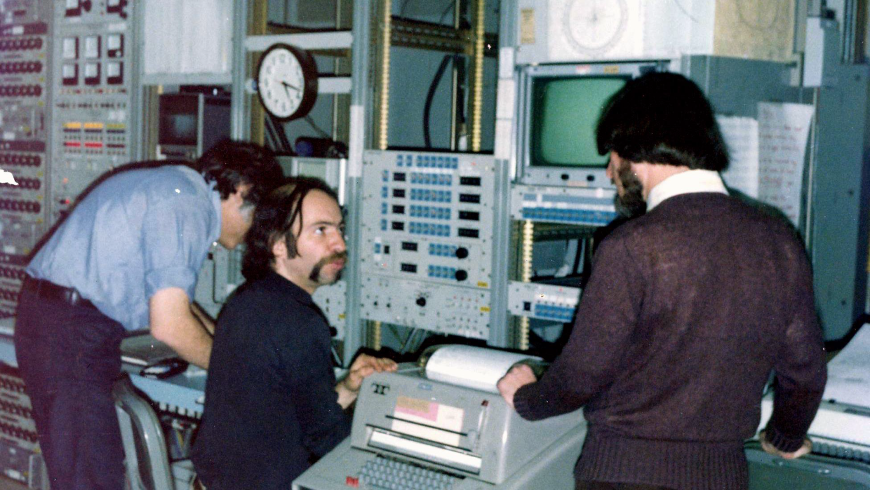 physicists in control room at SLAC